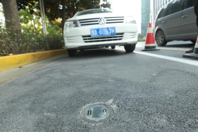 智慧停车位亮相郑州街头:自助缴费,自动计算停