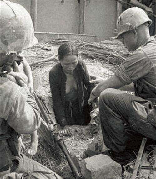 真实越战照美军挑选越南女孩图4妇女被大兵抓住时衣不蔽身