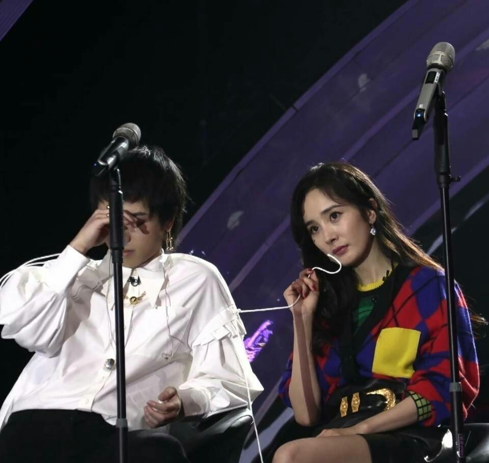 杨幂玩华晨宇衣服带子 哈哈哈大幂幂就喜欢玩一些小物件