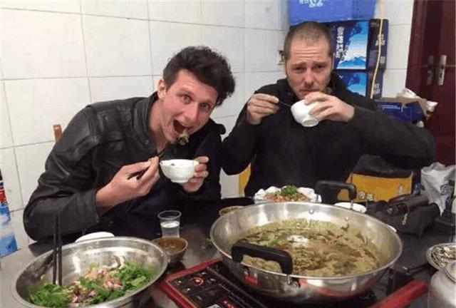 外国人吃中餐:哪些中国菜让老外惊艳了?瞧瞧他们怎么说