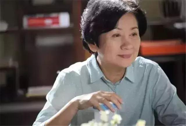 鲍起静本身是香港电影金像奖影后,他的老公方平是知名导演,两人曾在