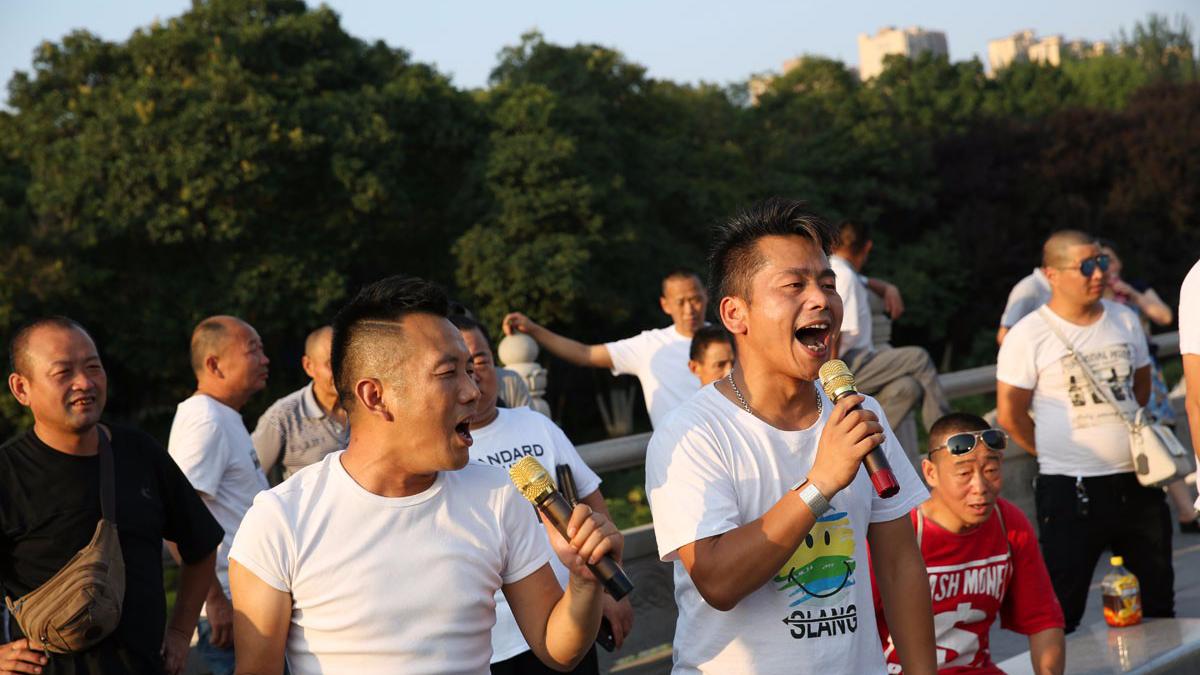 80后公园唱歌直播 找到体育馆开演唱会的感觉