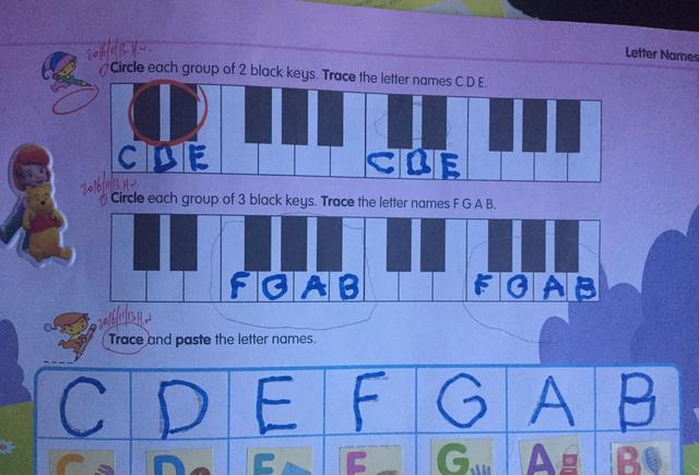 我让4岁宝宝用英语来学钢琴