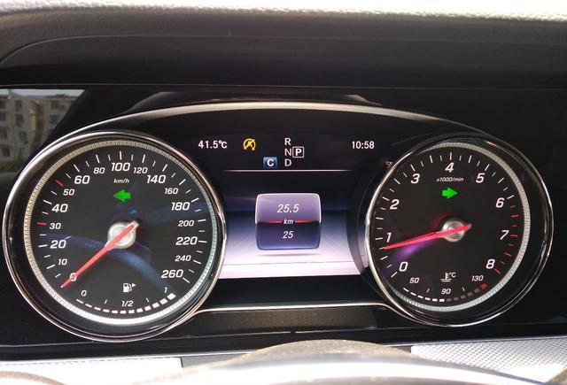 机械仪表盘,相比大屏,我更喜欢机械的标轴上机械车位,有点勉强,脑袋