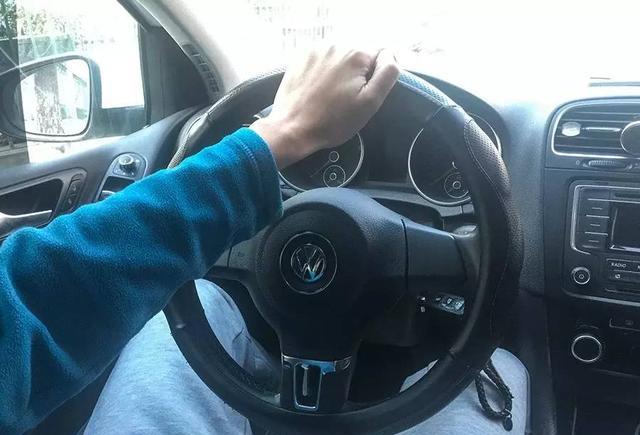 驾校不会教的姿势方向盘你真的握对了吗