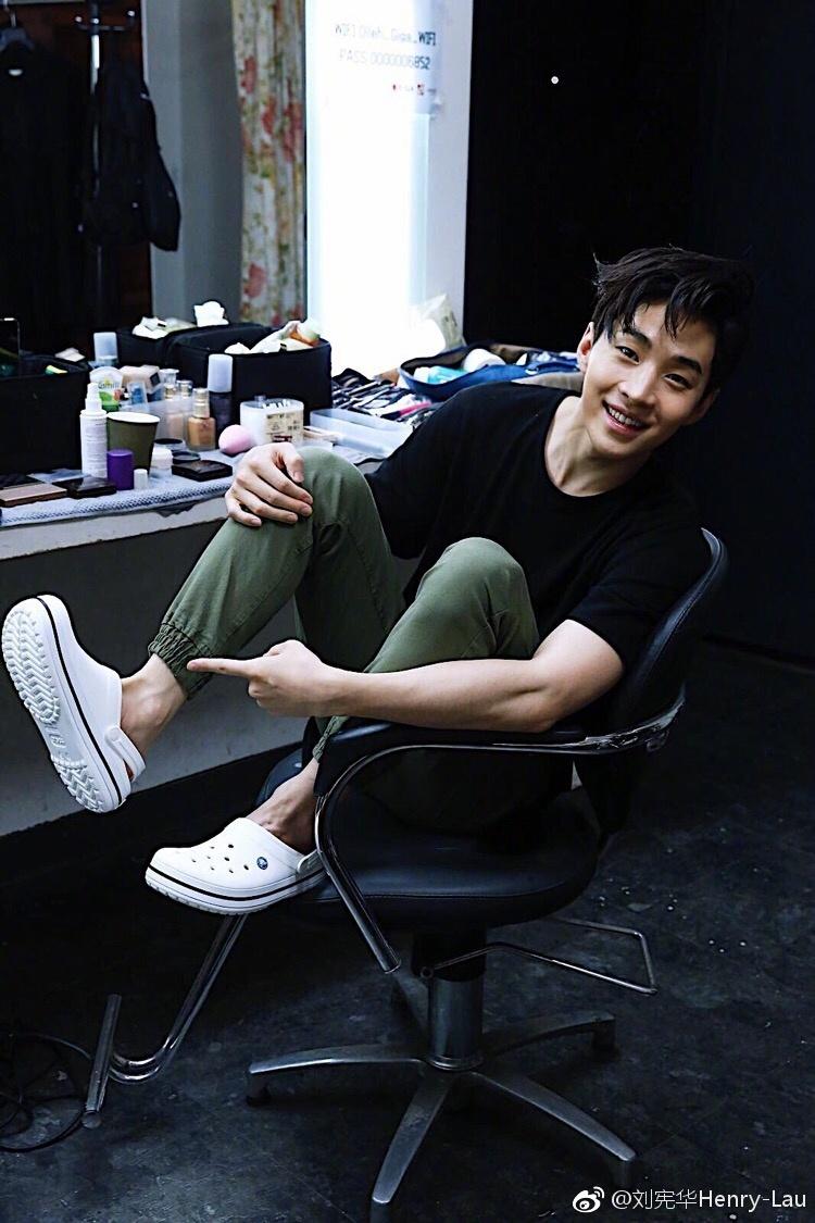 明明满满音乐才华却非要去当综艺咖?网友:还是做回音乐人吧!