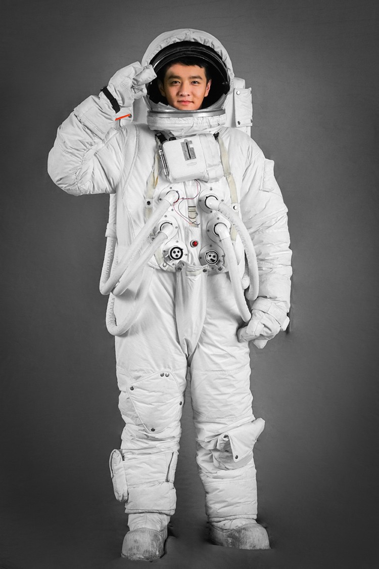 照片中,初俊辰身穿宇航员服,表情呆萌,像大白一样暖萌讨喜.
