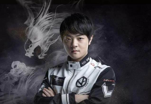 作为一名实力非常强劲的国产上单选手,loong出道前是一位理发师,据说