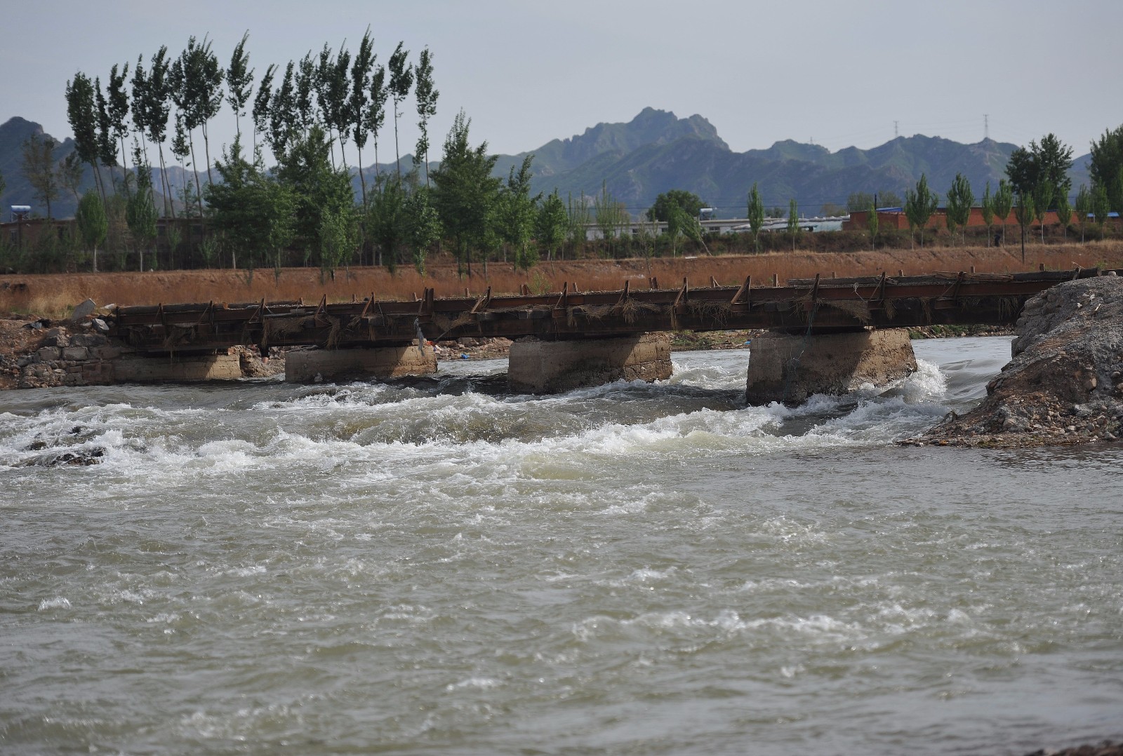 村民自建过河桥方便出行:设"关卡"收过路费屡遭争议