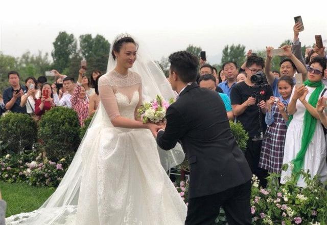 5,为了照顾男方,惠若琪在拍婚纱照时也特意穿了平跟鞋,而没有穿高跟鞋