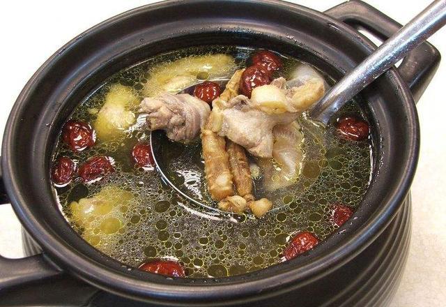 婆婆生病,我凌晨4点起来熬鸡汤,吃饭时我又多加了两包盐!