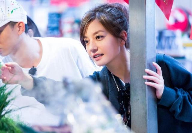 赵薇8岁女儿和王菲12岁女儿,差距一目了然,输的不是一个惨字