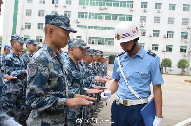 周末想穿军装外出|军装|纠察|军人形象_新浪新闻