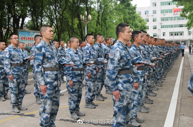 周末想穿军装外出|军装|纠察|军人形象_新浪新闻