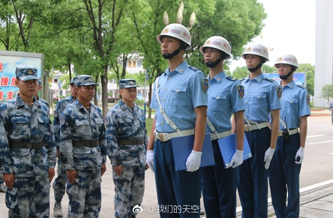 周末想穿军装外出|军装|纠察|军人形象_新浪新闻