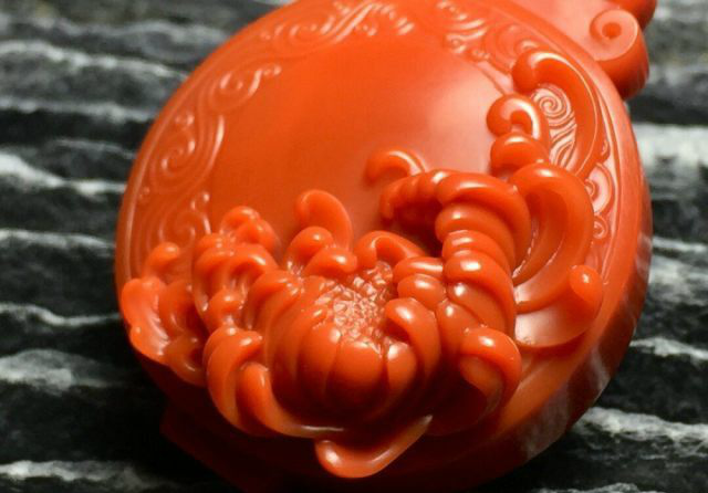 文玩欣赏,极品南红花好月圆挂坠