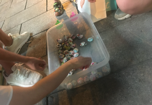女子当街摆摊卖彩绘乌龟,造型美观,却遭到网友的一致抵触