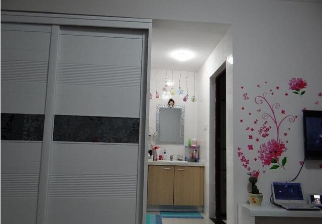 晒两夫妻申请的50平公租房,花几千块小小布置了一下,简单温馨