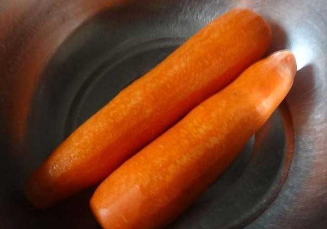 2根胡萝卜一碗面粉,不用一滴油,拌一拌蒸一蒸,满满一大盆不够