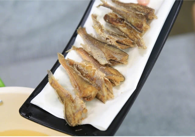 干炸椒盐小黄鱼的家常做法,香到多吃两碗饭,简直让人直咽口水!