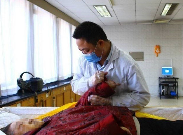 女儿因车祸去世火化时发现异常掀开白布父亲跪谢工作人员