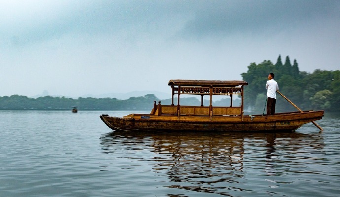 午梦扁舟花底香满西湖烟水急雨打篷声梦初惊