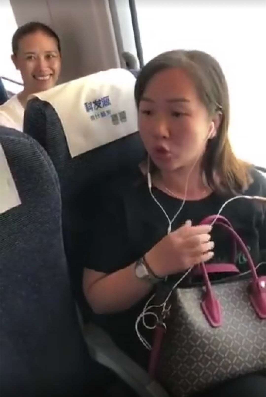 "霸座姐"被列入黑名单限乘所有火车席别,网友:处罚太轻