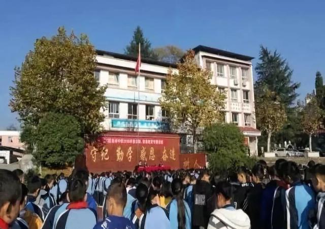 遵义市汇川区司法局松林司法所开展了"送法进校园"活动,为松林中学