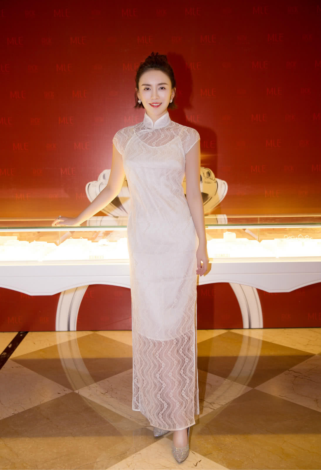吕佳容白色蕾丝旗袍现身时尚活动 尽显凹凸有致好身材