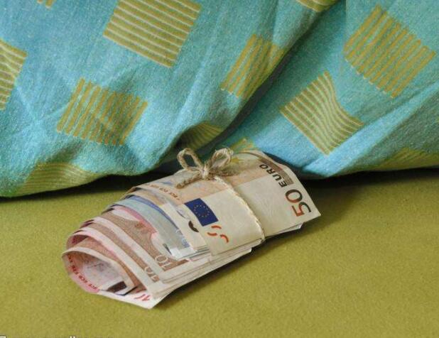 枕头下放钱,没想到有这寓意,快在枕头下放两张