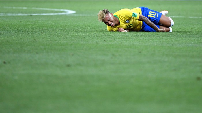 随后内马尔就痛苦地握着小腿在地上打滚,拉云的这个动作完全违背了