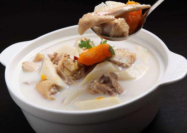 山药老鸭汤(4)倒入虾壳,加盖,煮十分钟,将虾壳捞出,然后倒入冬瓜,盖上