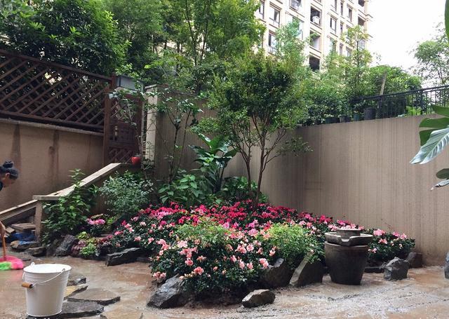 买一楼房送院子,装成花园还真不赖,亲友没有不夸赞的!