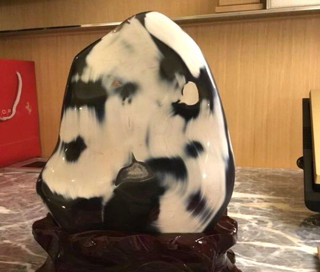 男子在四川捡到一个黑白色玛瑙原石,专家估价超过百万