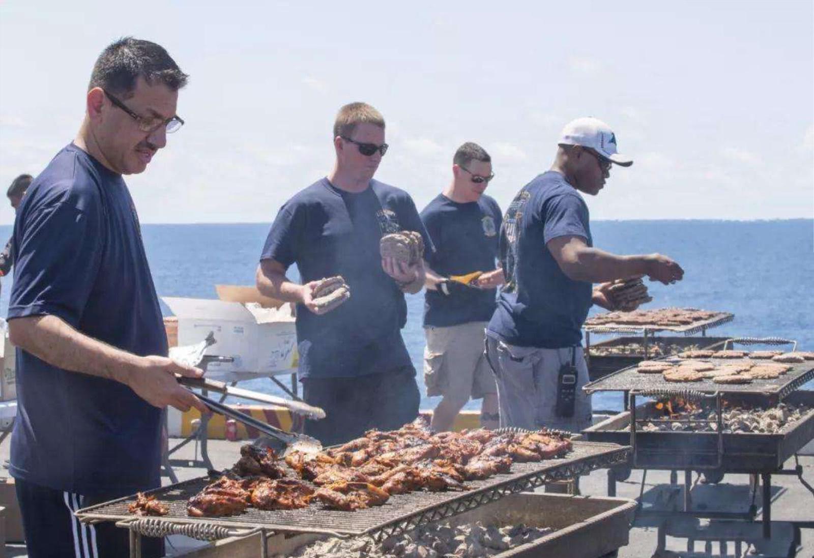 美国航母上的伙食有多好?士兵吃大餐免费,军官只需出一点钱就行
