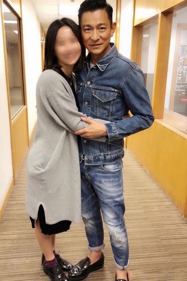 照片中,刘德华穿牛仔套装身形修长,与粉丝们亲切合照,更有女粉丝与