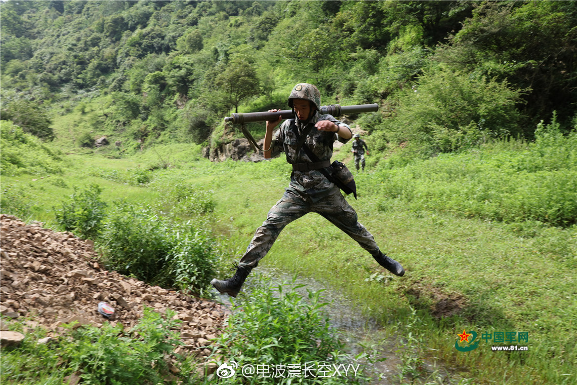 91式枪挂防暴榴造型挺威武就是缺杀伤弹