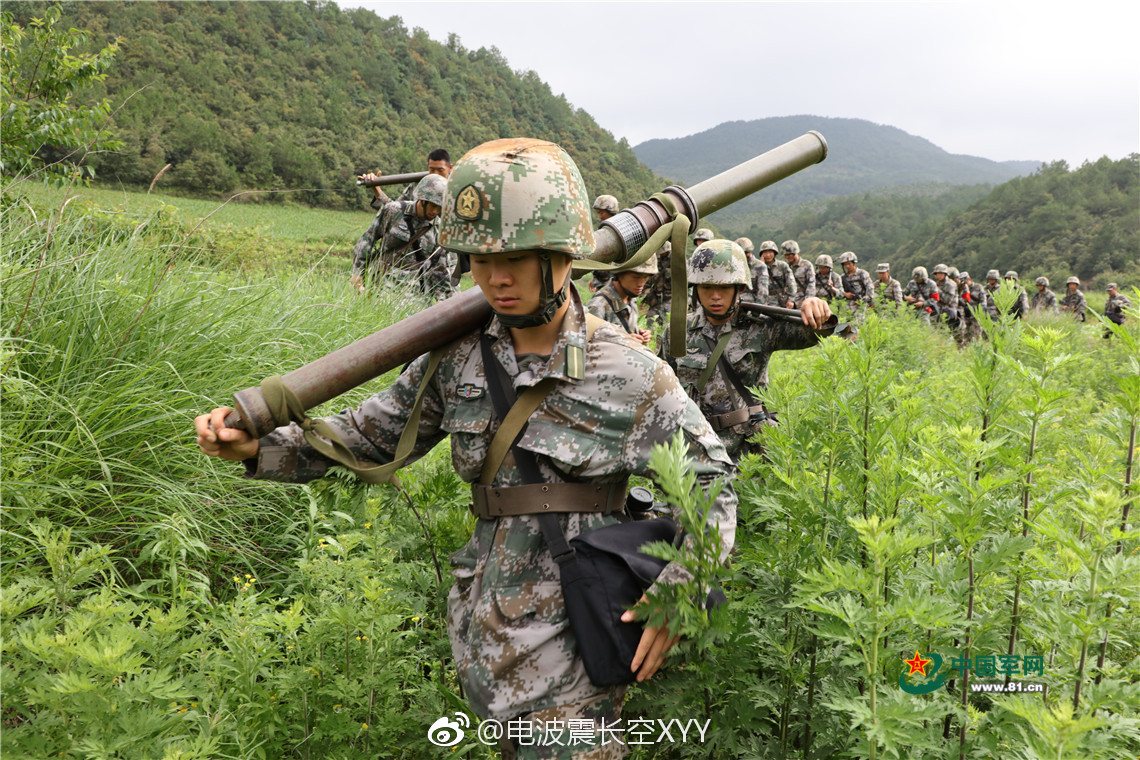91式枪挂防暴榴造型挺威武就是缺杀伤弹