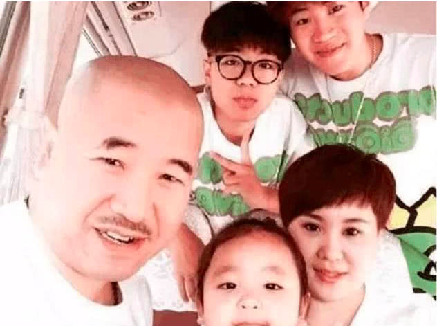 王小利一家5口玩自拍,妻子李琳与前妻儿子相处融洽,网友:羡慕