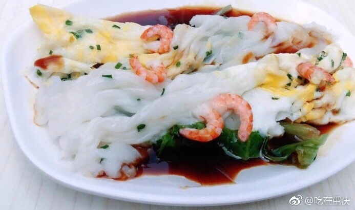 软糯糯的肠粉加上鸡蛋肉末虾仁再配上娘娘的秘制酱料