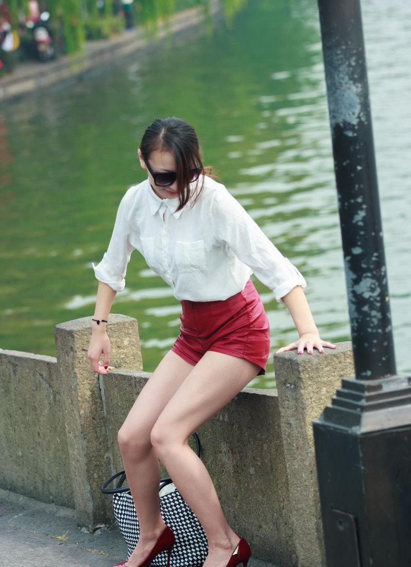 街拍水塘边嬉戏的美女红色高跟鞋搭配皮热裤够火辣吸睛