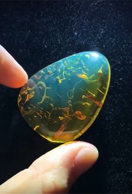 男子在河边捡到透明石头,洗干净后心里乐开了花,赶紧拿回家藏好