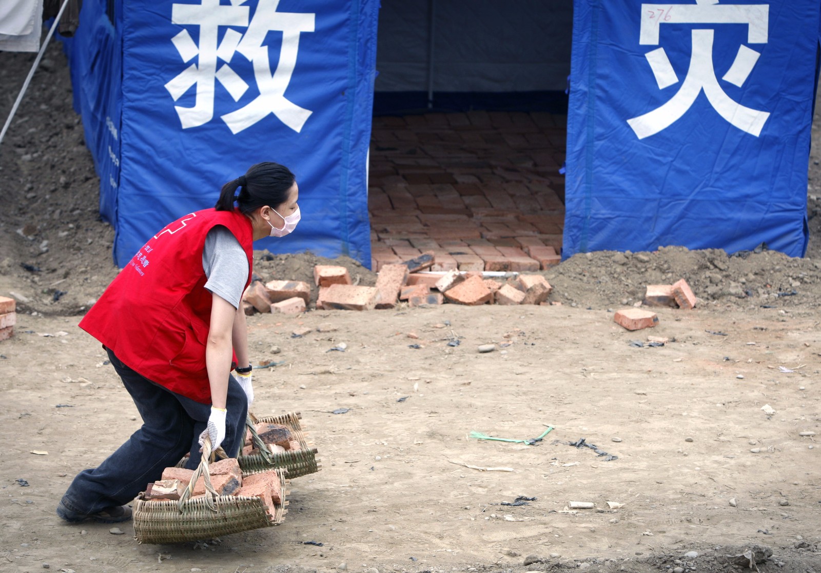 汶川地震后最催泪的瞬间:女大学生透支体力搬砖,累到直不起腰|女大学