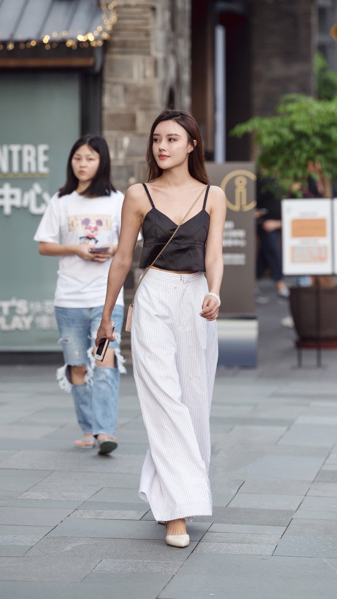 街拍美女穿v领吊带衣逛街遇见大胆女生连大叔都回头