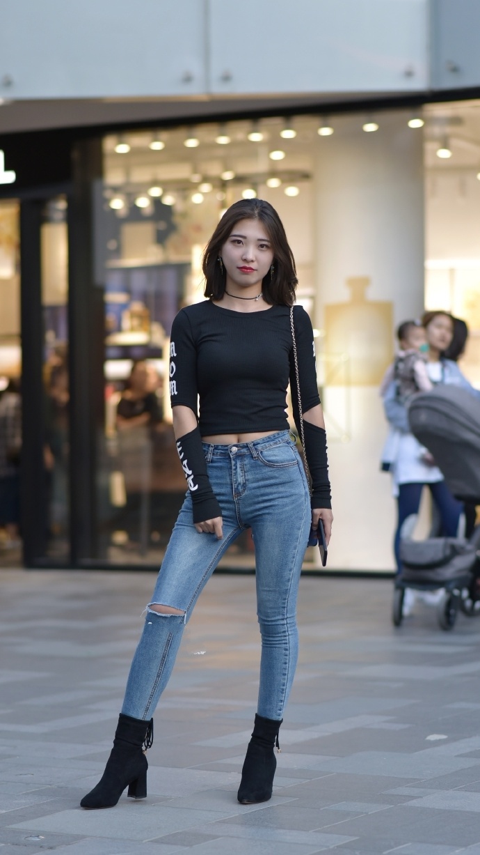 街拍:风格有点不一样的小姐姐,搭配都特别的时髦性感