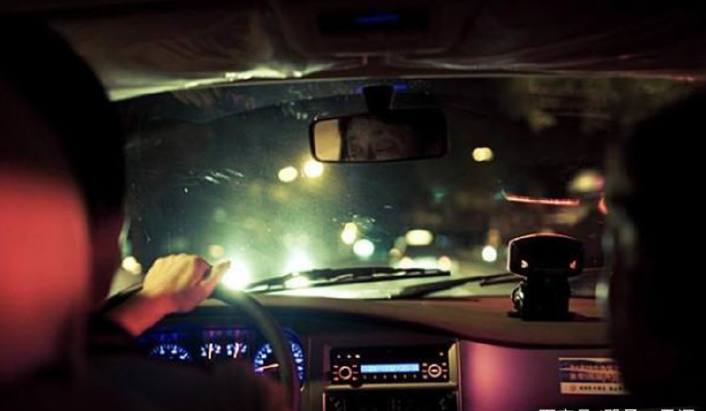 美女深夜打车,司机故意绕远路,得知真相后,女子:他救了俺一命