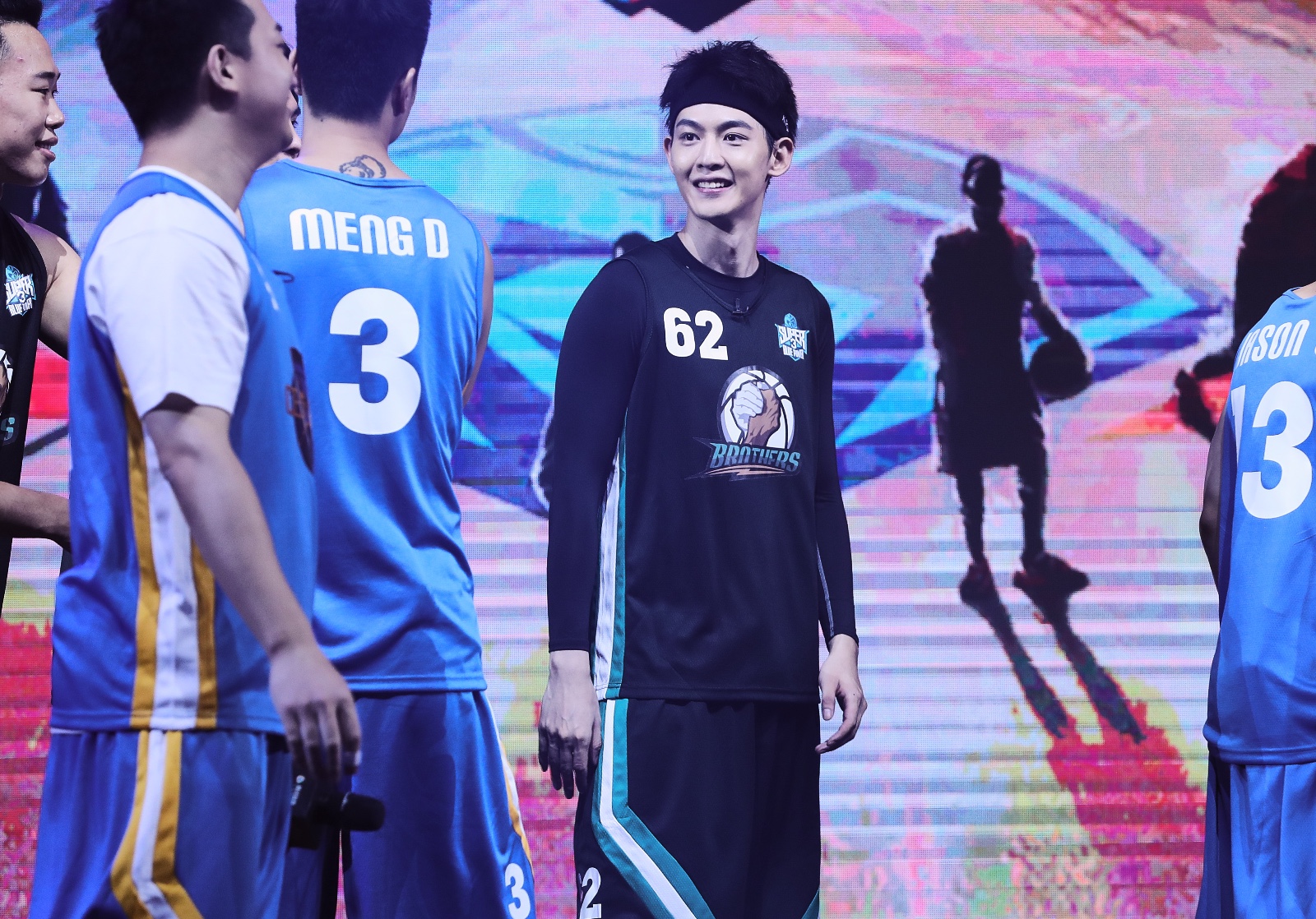 弹跳力高喜欢在篮球场上挥洒汗水的唐晓天也把这一专长带到戏剧拍摄中