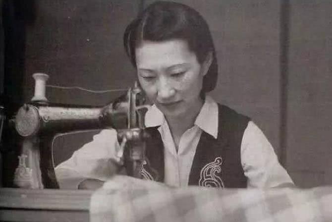 赵四小姐比于凤至小14岁,张学良自然把心思全放在年轻貌美的赵四小姐