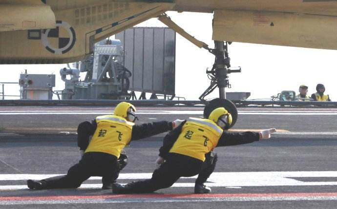 中美俄欧等国海军航母舰载机起飞手势哪个更带劲