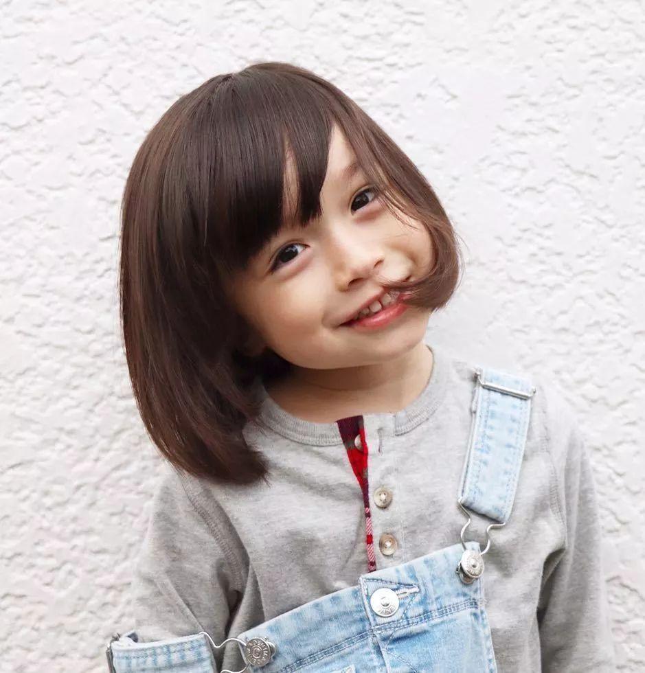 所有人都想亲这个萌萌的小女孩可是他却是个男娃